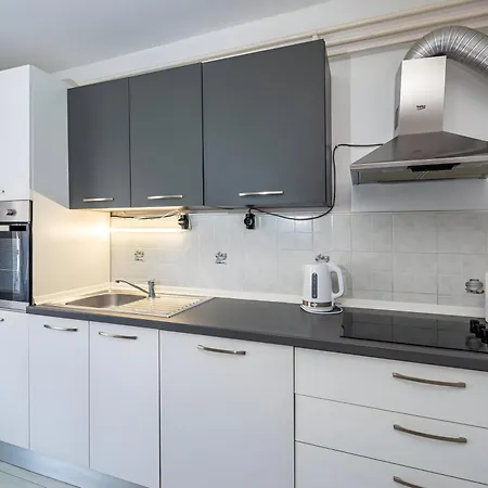 Дом отдыха Spacious Joy With Pool And Playground, Suhovare *