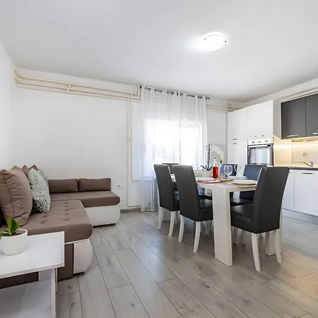 Spacious Joy With Pool And Playground, Suhovare *
