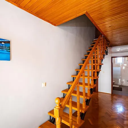 Spacious Joy With Pool And Playground, Suhovare *