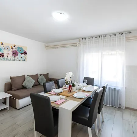 Spacious Joy With Pool And Playground, Suhovare Policnik
