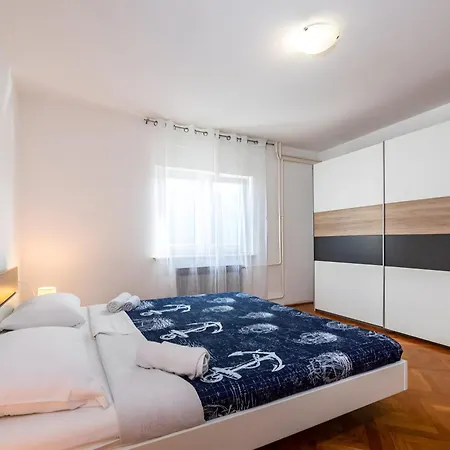 Spacious Joy With Pool And Playground, Suhovare