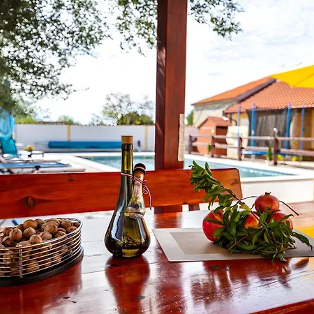 Spacious Joy With Pool And Playground, Suhovare *