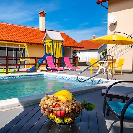 Spacious Joy With Pool And Playground, Suhovare * Policnik