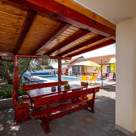 Spacious Joy With Pool And Playground, Suhovare Policnik