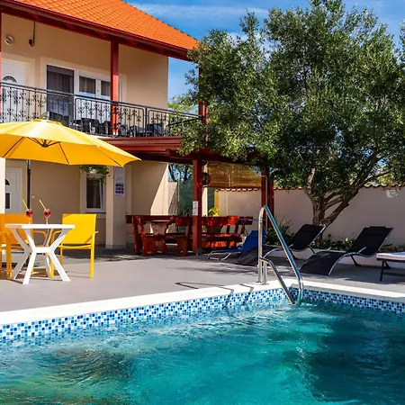 Spacious Joy With Pool And Playground, Suhovare Дом отдыха Policnik