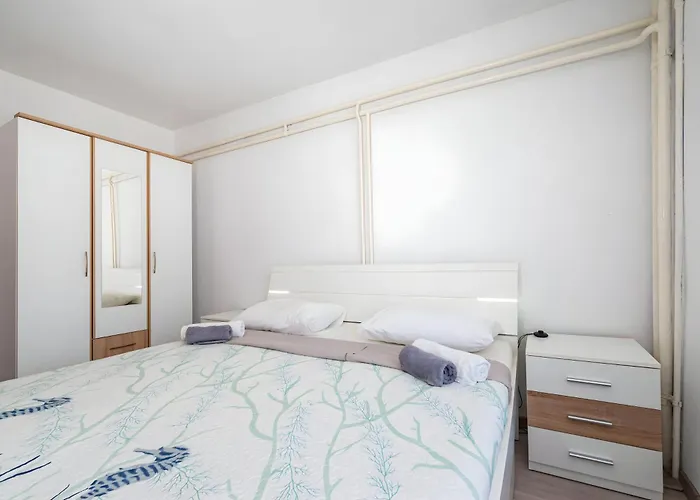 Spacious Joy With Pool And Playground, Suhovare