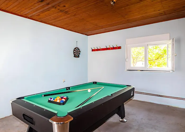 Spacious Joy With Pool And Playground, Suhovare * Policnik