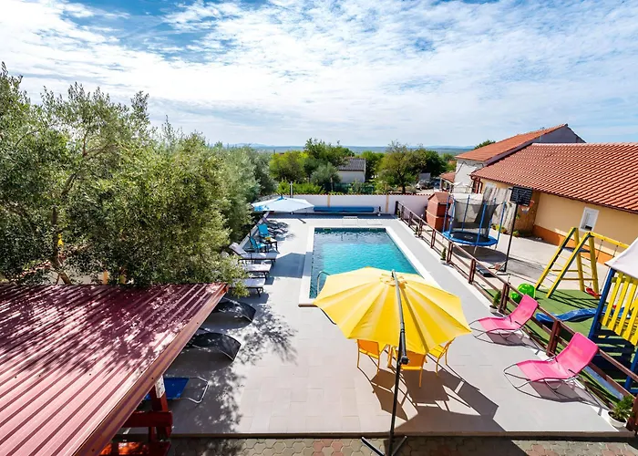 Vikendica Spacious Joy With Pool And Playground, Suhovare