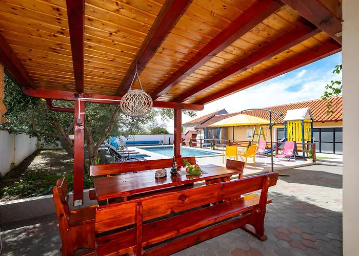 Spacious Joy With Pool And Playground, Suhovare * Policnik
