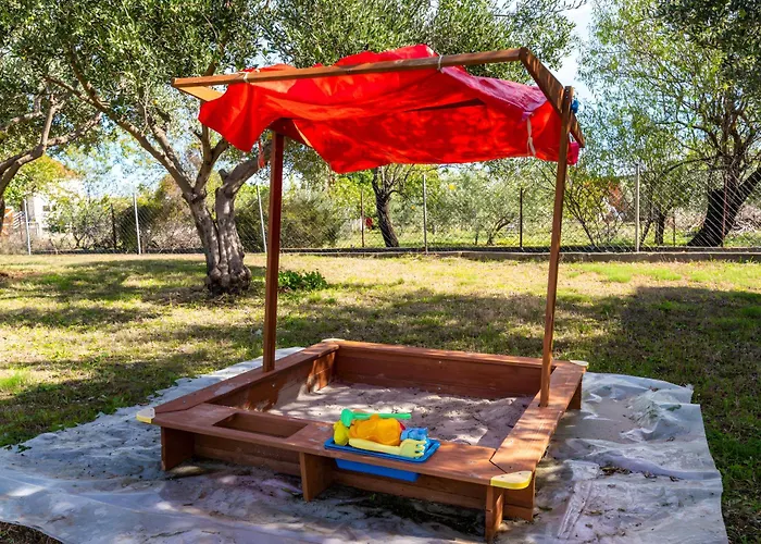 Vikendica Spacious Joy With Pool And Playground, Suhovare Policnik