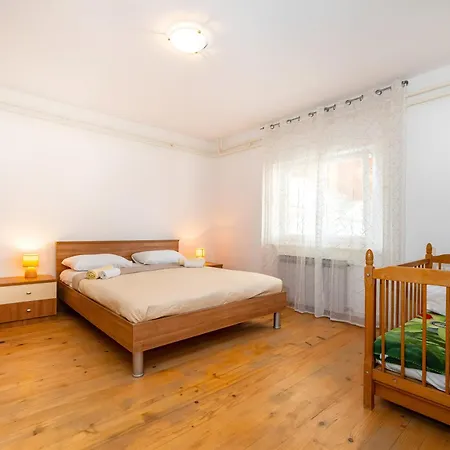 Spacious Joy With Pool And Playground, Suhovare