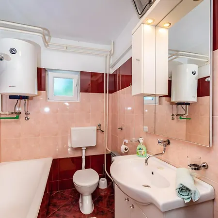 Spacious Joy With Pool And Playground, Suhovare *