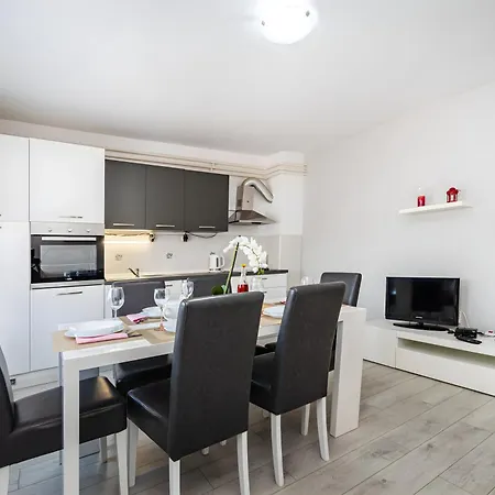 Spacious Joy With Pool And Playground, Suhovare