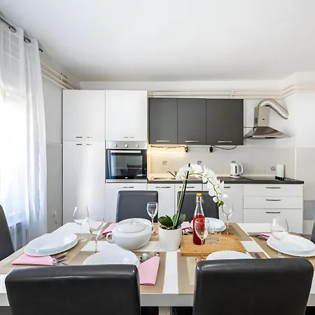 Ferienhaus Spacious Joy With Pool And Playground, Suhovare Policnik