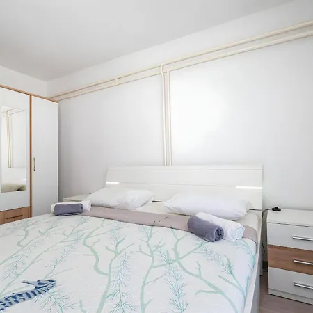 Spacious Joy With Pool And Playground, Suhovare