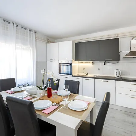 Spacious Joy With Pool And Playground, Suhovare Policnik