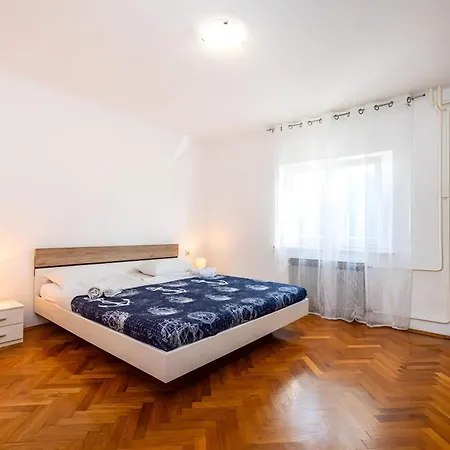 Spacious Joy With Pool And Playground, Suhovare Ferienhaus *