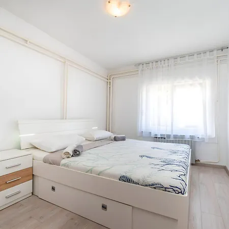 Spacious Joy With Pool And Playground, Suhovare Ferienhaus