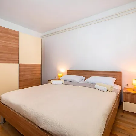 別荘 Spacious Joy With Pool And Playground, Suhovare