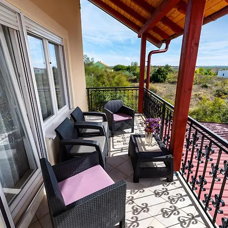 Spacious Joy With Pool And Playground, Suhovare Ferienhaus *