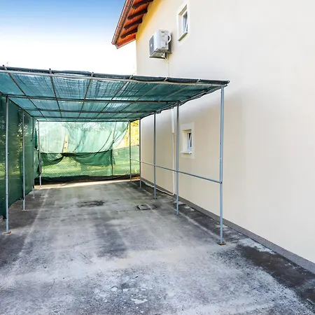 Ferienhaus Spacious Joy With Pool And Playground, Suhovare Policnik