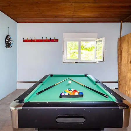 Spacious Joy With Pool And Playground, Suhovare