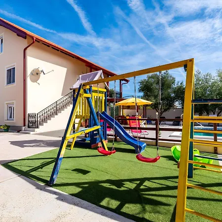 Spacious Joy With Pool And Playground, Suhovare Ferienhaus