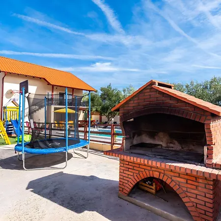 Ferienhaus Spacious Joy With Pool And Playground, Suhovare *