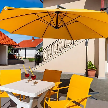 Ferienhaus Spacious Joy With Pool And Playground, Suhovare Policnik