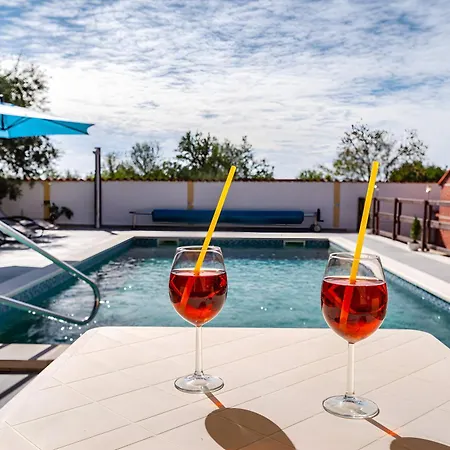 Ferienhaus Spacious Joy With Pool And Playground, Suhovare