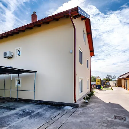 Spacious Joy With Pool And Playground, Suhovare Ferienhaus *