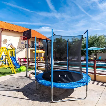 Ferienhaus Spacious Joy With Pool And Playground, Suhovare Policnik