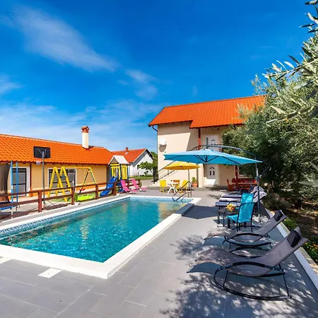 Spacious Joy With Pool And Playground, Suhovare * Policnik