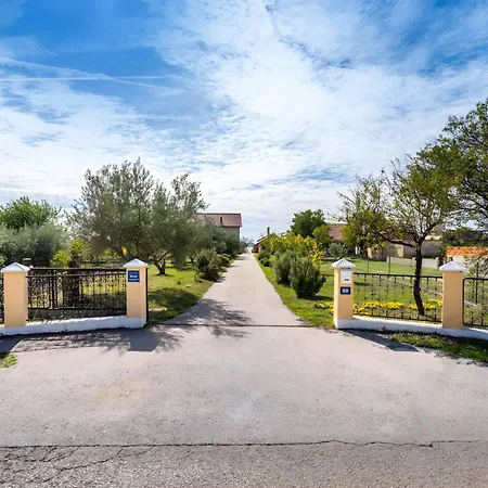 Ferienhaus Spacious Joy With Pool And Playground, Suhovare Policnik