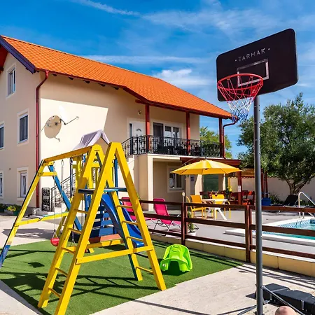 Spacious Joy With Pool And Playground, Suhovare
