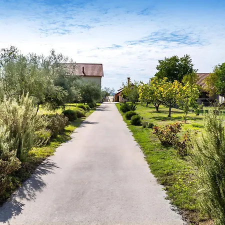 Ferienhaus Spacious Joy With Pool And Playground, Suhovare *