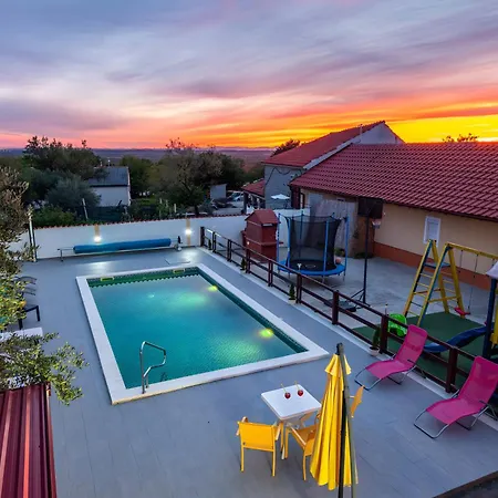 Spacious Joy With Pool And Playground, Suhovare