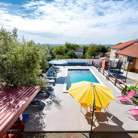 Ferienhaus Spacious Joy With Pool And Playground, Suhovare