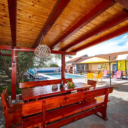 Spacious Joy With Pool And Playground, Suhovare * Policnik