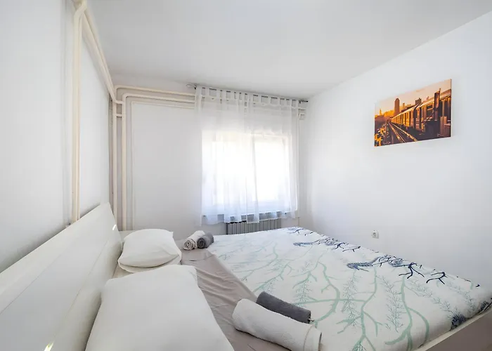 Spacious Joy With Pool And Playground, Suhovare Semesterbostad *