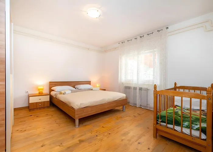 Spacious Joy With Pool And Playground, Suhovare