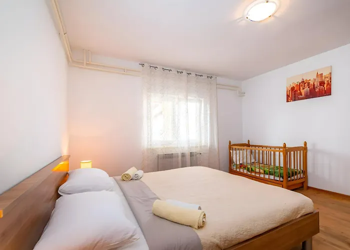 Semesterbostad Spacious Joy With Pool And Playground, Suhovare Policnik