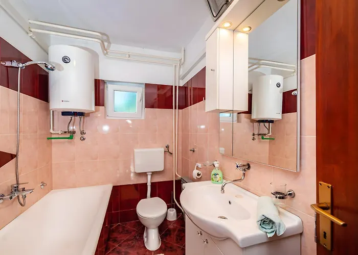 Spacious Joy With Pool And Playground, Suhovare *