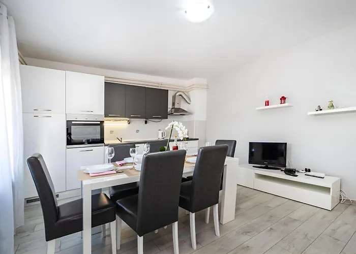 Spacious Joy With Pool And Playground, Suhovare