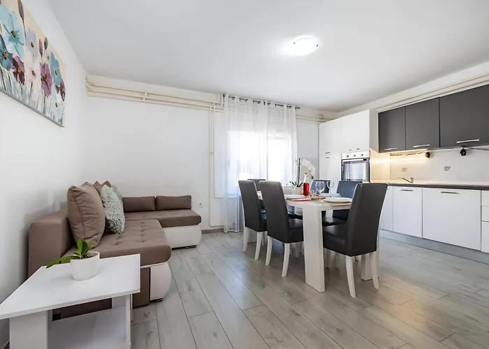 Spacious Joy With Pool And Playground, Suhovare *