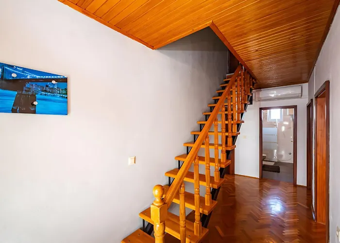 Spacious Joy With Pool And Playground, Suhovare *