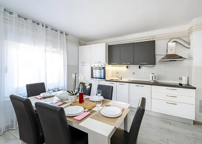 Spacious Joy With Pool And Playground, Suhovare Policnik