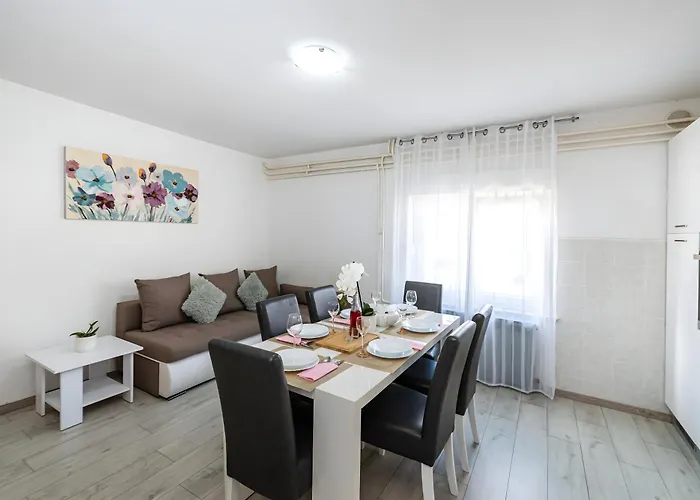 Spacious Joy With Pool And Playground, Suhovare Policnik