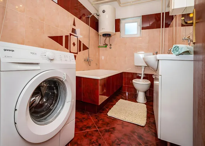 Spacious Joy With Pool And Playground, Suhovare Semesterbostad Policnik