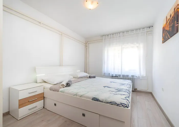 Spacious Joy With Pool And Playground, Suhovare Semesterbostad